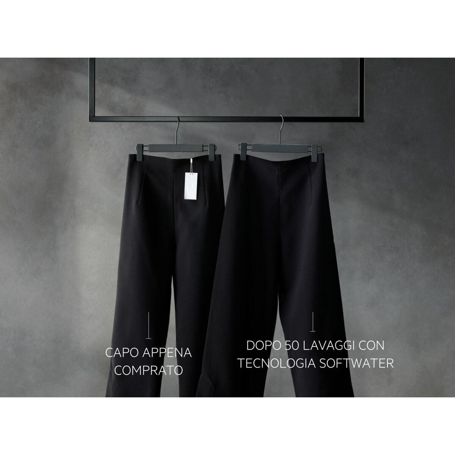 Due pantaloni neri appesi uno accanto all'altro; uno nuovo, uno dopo 50 lavaggi.
