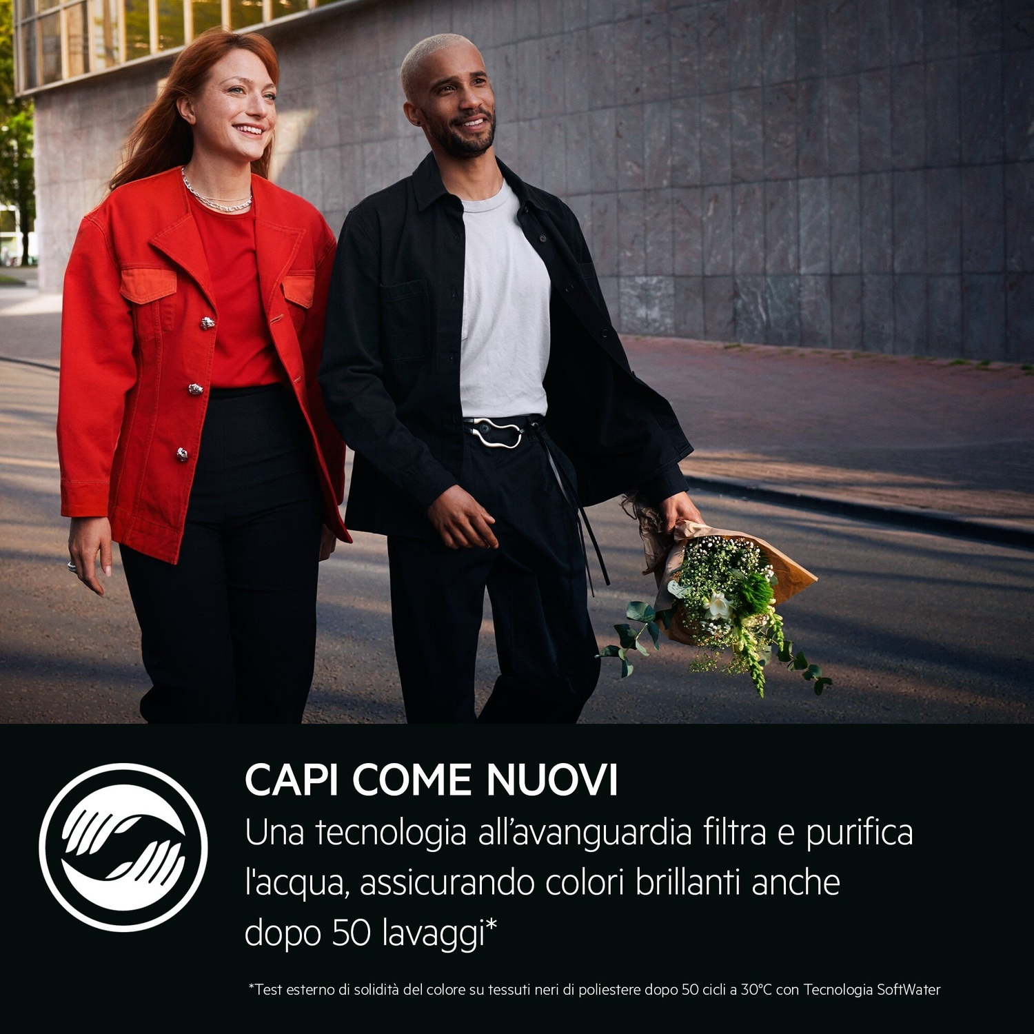 Un uomo e una donna camminano per strada, lui porta un mazzo di fiori.