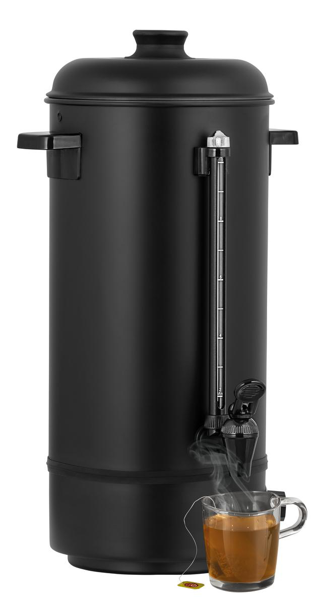 Ein schwarzer Wasserkessel mit Zapfhahn, daneben eine Tasse Tee mit Teebeutel.