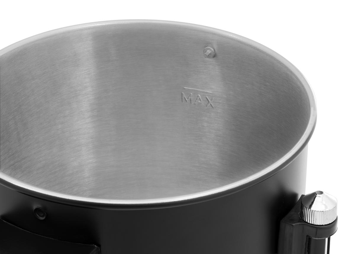 Nahaufnahme des Innenraums eines schwarzen Kochgeschirrs mit MAX-Markierung.