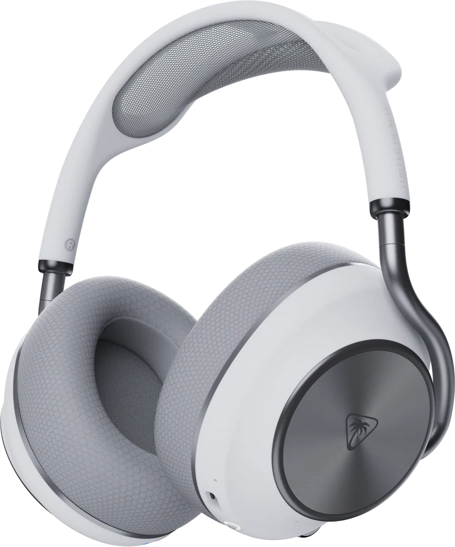 Casque blanc avec coussinets gris et accents argentés sur fond noir.