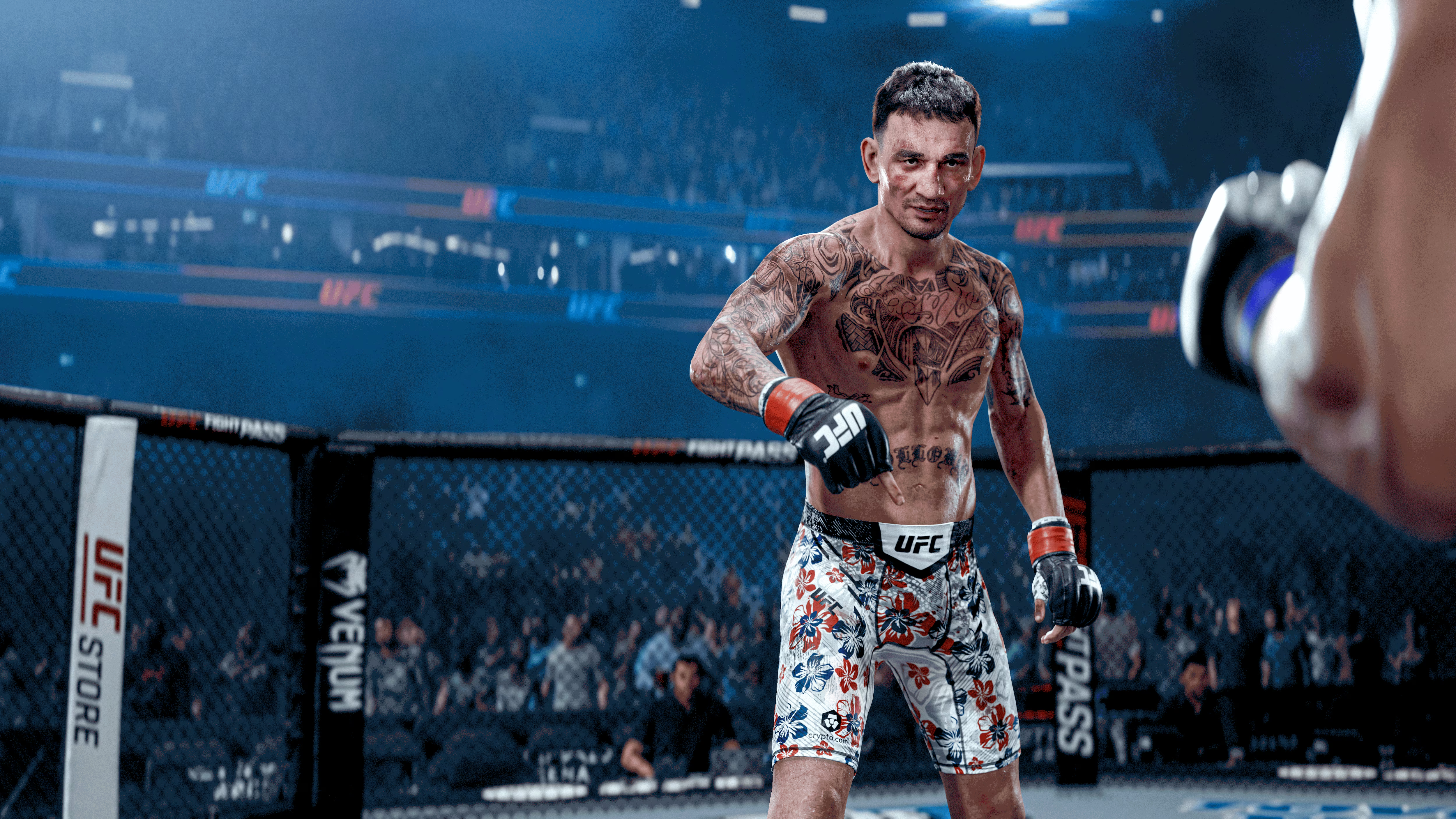 Un combattant de MMA tatoué dans l'octogone regarde son public.