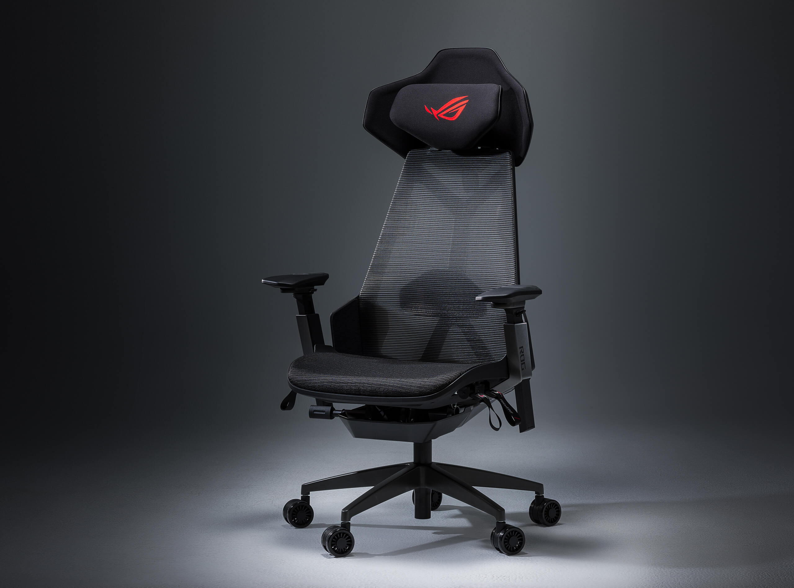 Ein schwarzer Gaming-Stuhl mit rotem ROG-Logo auf der Kopfstütze.