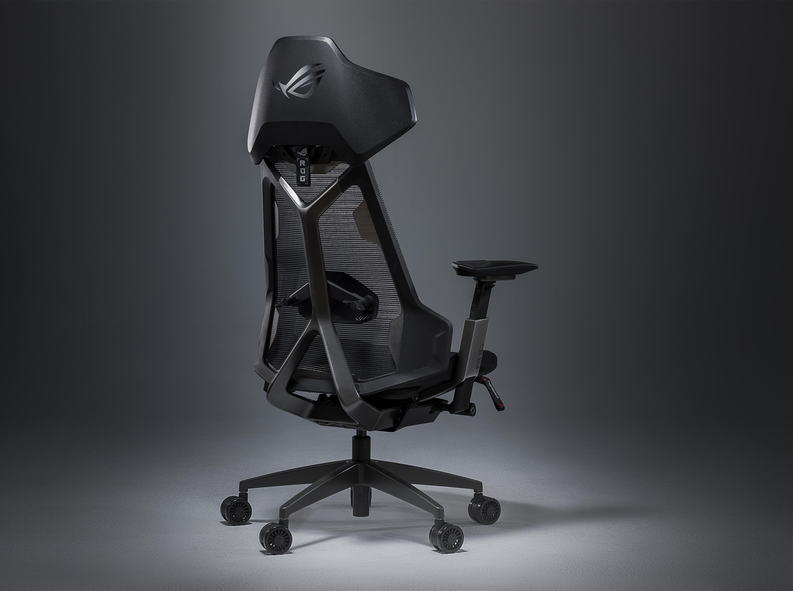 Schwarzer Gaming-Stuhl mit ROG-Logo, von hinten gesehen, mit Netzrücken und Rädern.