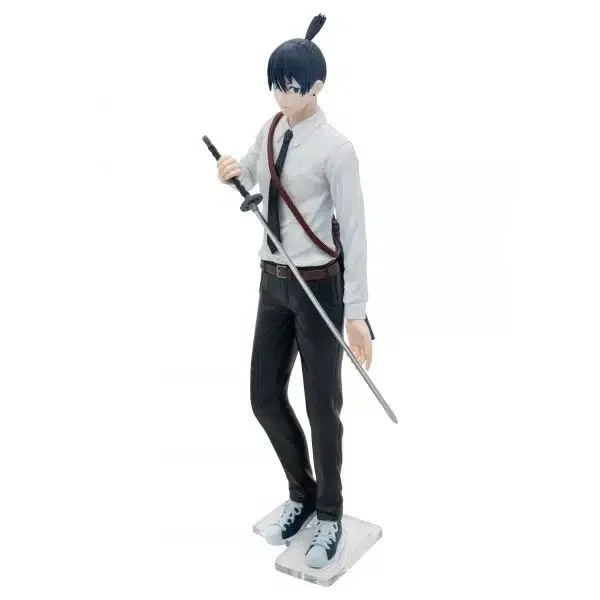 Figura de hombre con pelo negro, camisa blanca, pantalones negros y espada.