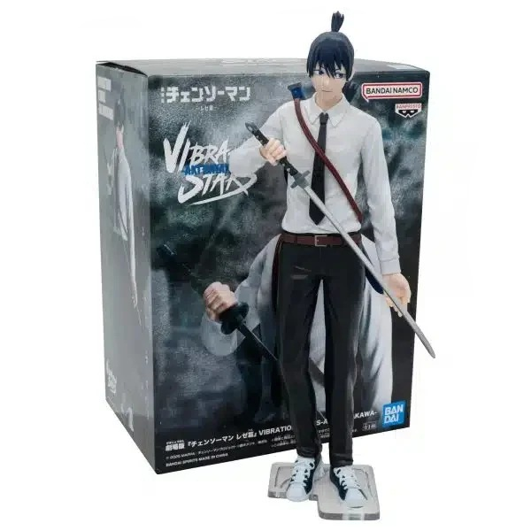 Una figura de anime de un hombre con pelo negro, camisa blanca, corbata y pantalones negros, sosteniendo una espada.