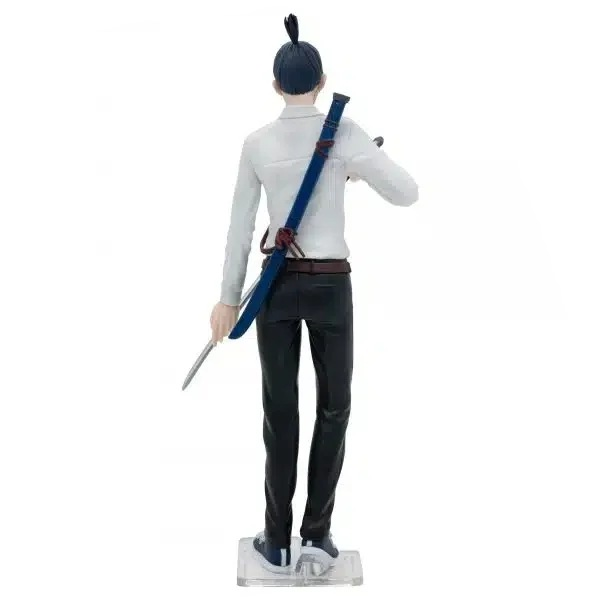 Una figura con camisa blanca, pantalones negros y espada en la espalda.