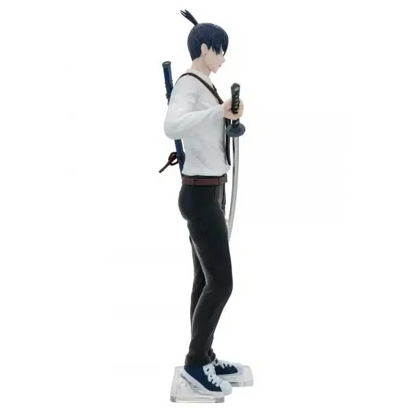 Una figura de anime masculina con camisa blanca y pantalón oscuro.
