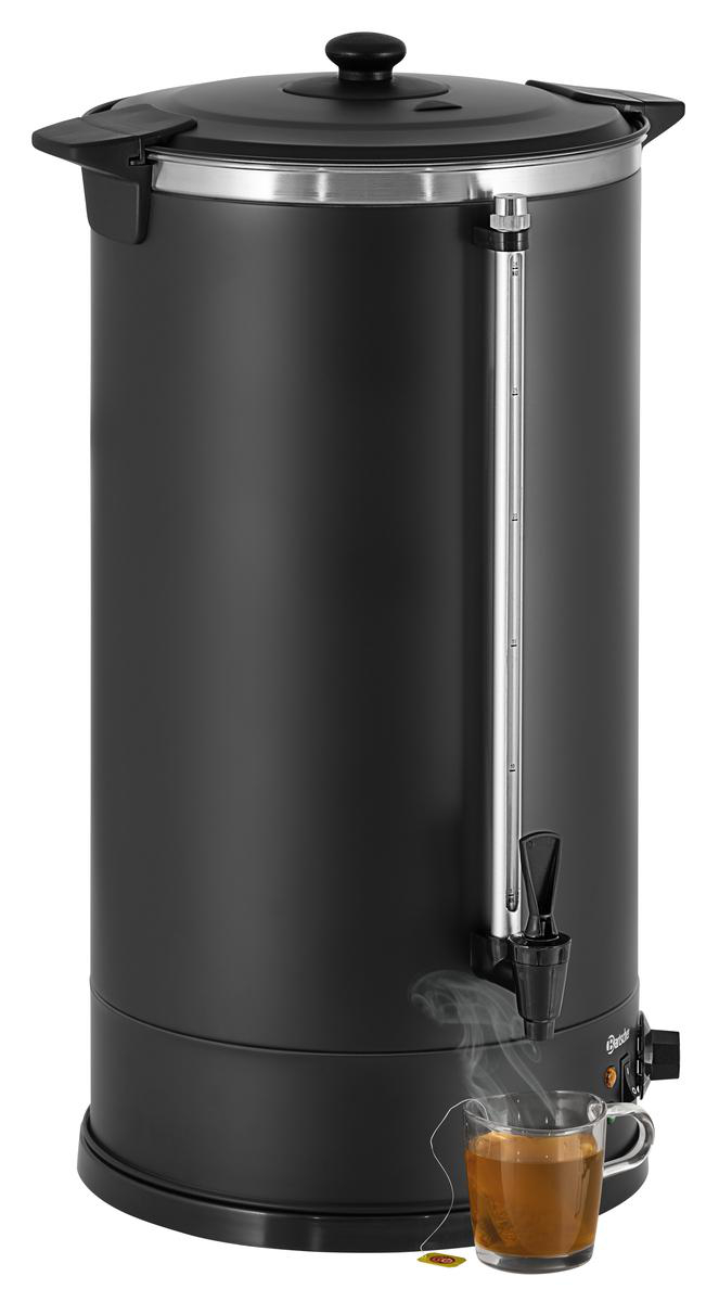 Ein schwarzer Wasserkocher mit Zapfhahn, daneben eine Tasse mit Tee.