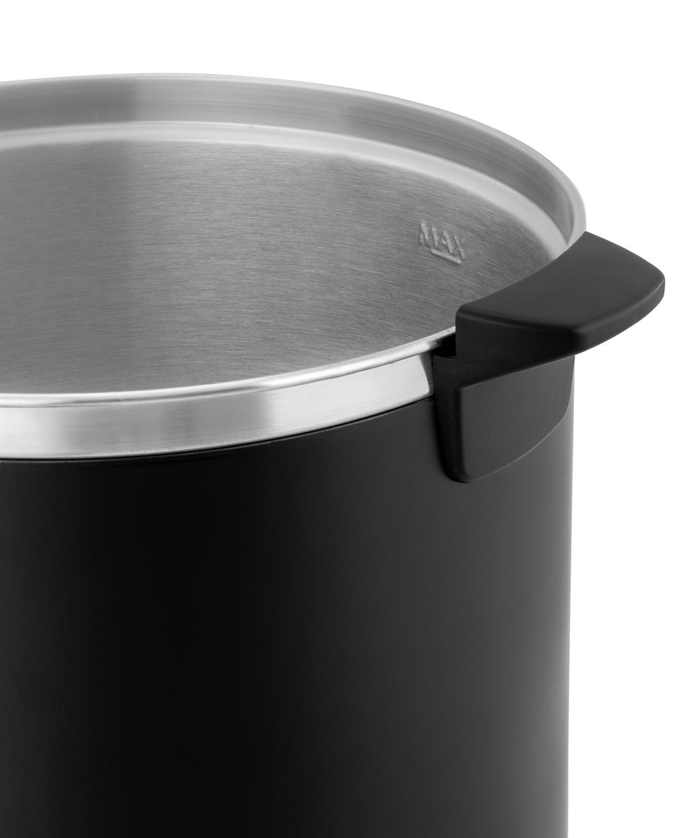 Schwarzer Kochtopf aus Metall mit silbernem Rand und Griff.