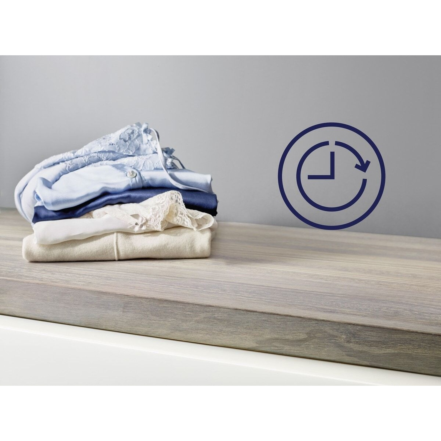 Una pila di vestiti su uno scaffale di legno, accanto a un'icona di orologio blu.