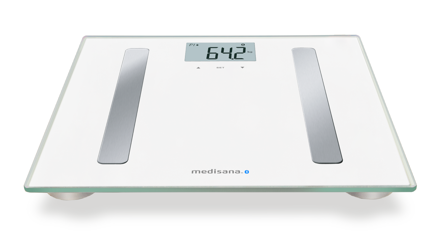 Una báscula corporal blanca con electrodos plateados y pantalla digital de 64,2 kg.