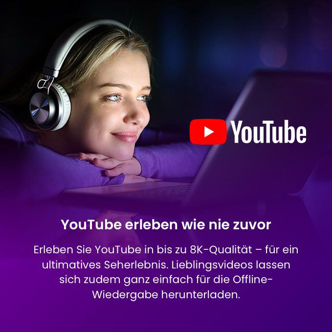 Junge Frau mit Kopfhörern schaut auf einen Laptop, YouTube Logo.