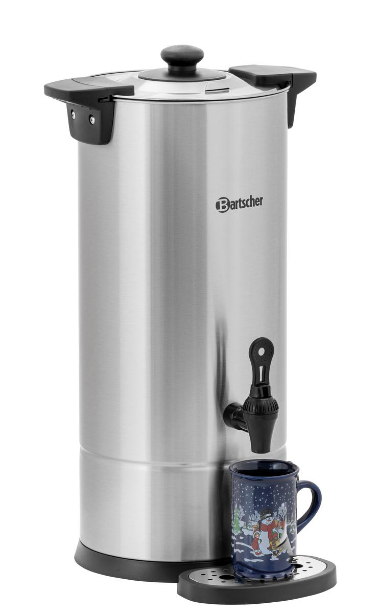 Ein silberner Wasserkocher mit Zapfhahn und einer Tasse mit Schneemannmotiv davor.