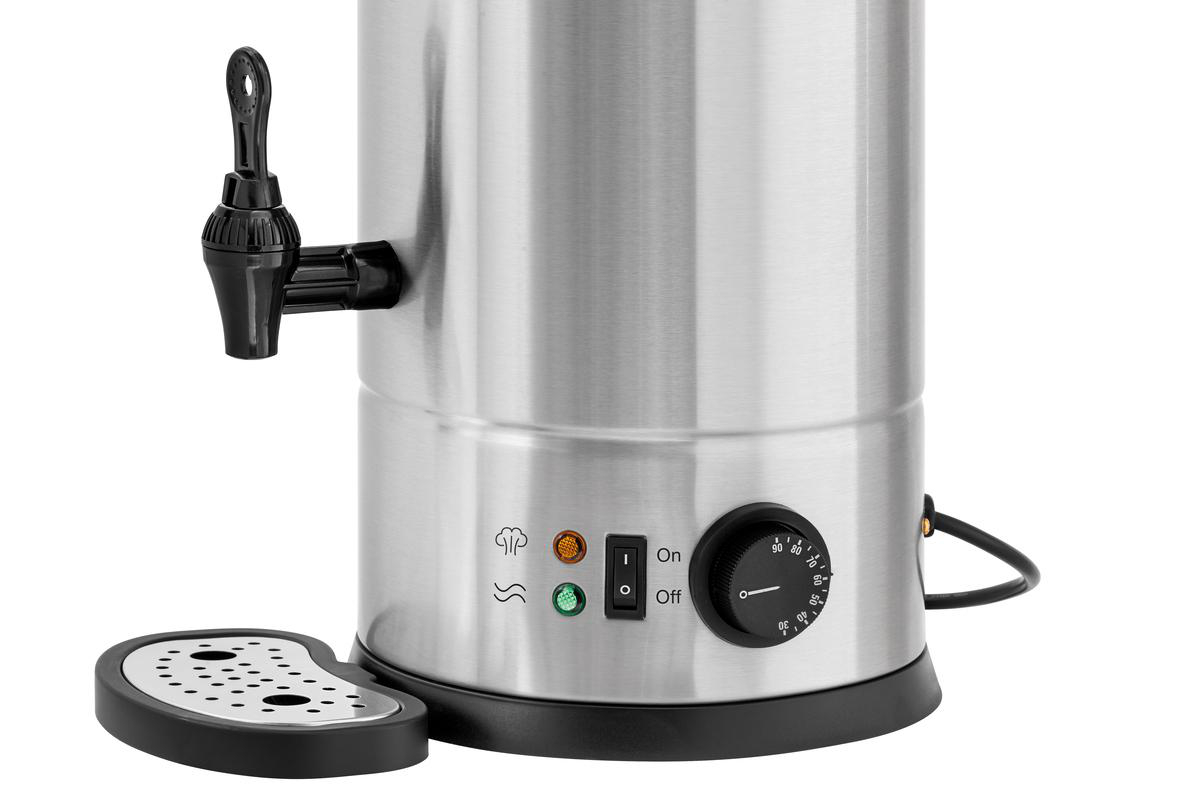 Ein silberner Wasserkocher mit schwarzem Hahn und Tropfschale, Bedienelementen und Temperaturregler.