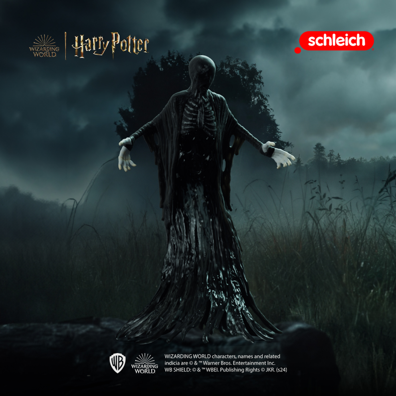 Eine dunkle Figur mit Skelett-Brust und langen schwarzen Gewändern steht auf einem Feld.