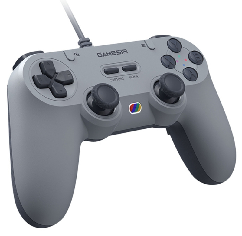 Szary kontroler do gier z przyciskami i joystickami, białe tło.