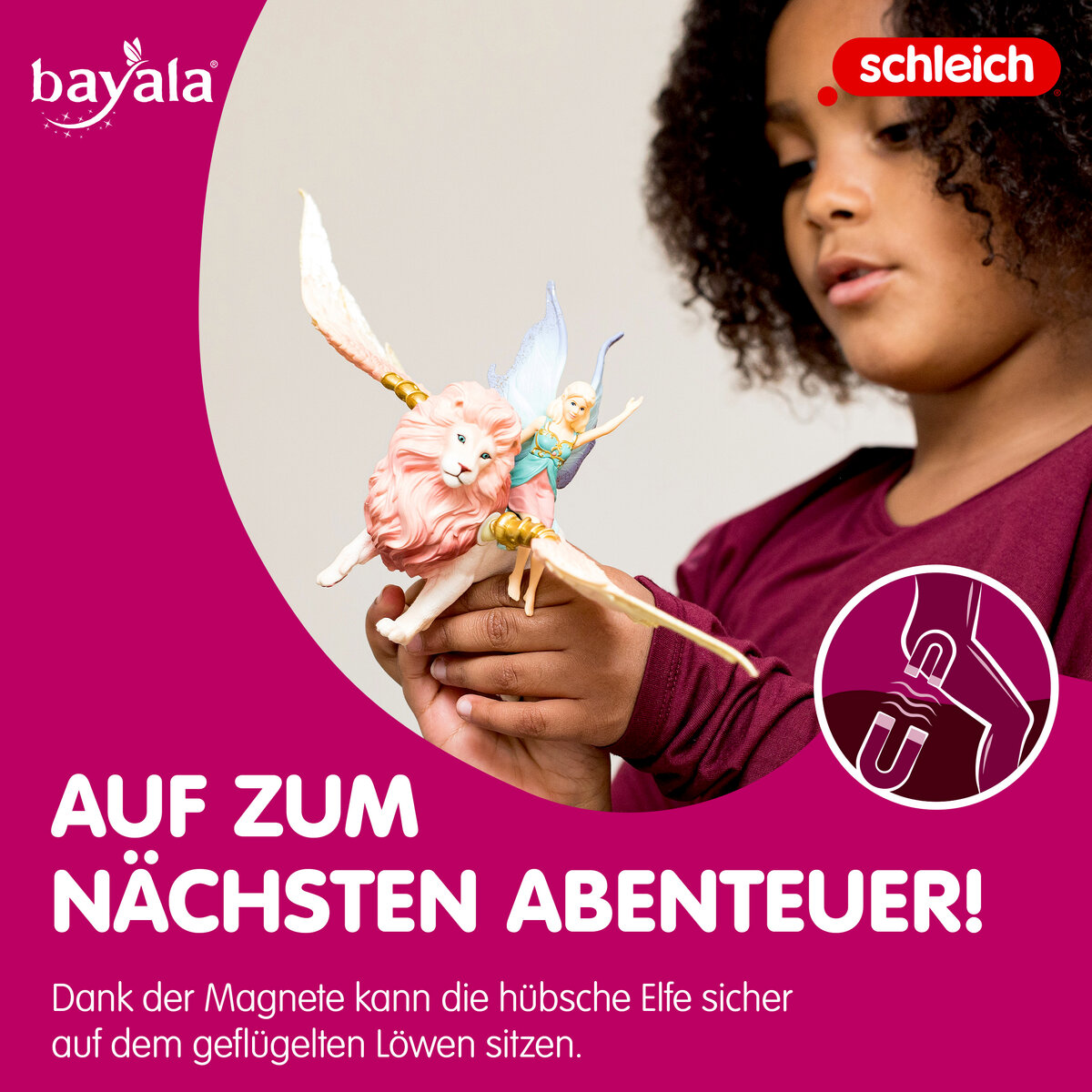 Ein Mädchen hält eine Elfenfigur auf einem geflügelten Löwen.