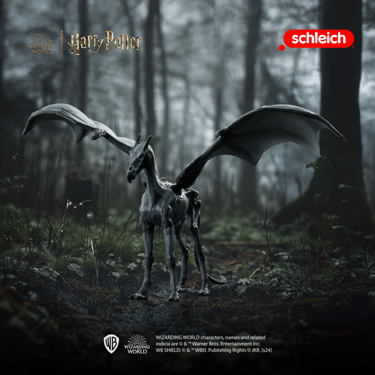 Ein Skelett-Thestral mit Flügeln steht in einem nebligen Wald.
