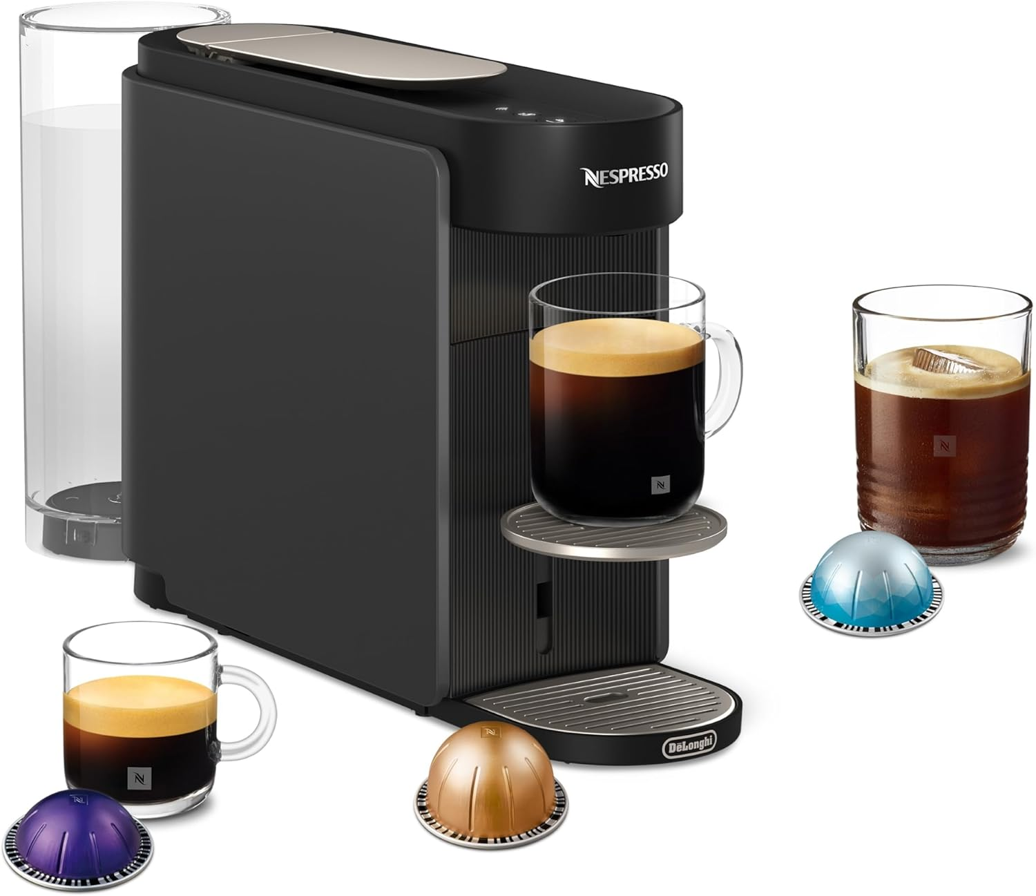 Cafetera Nespresso negra con depósito de agua, dos tazas de café y tres cápsulas de café.