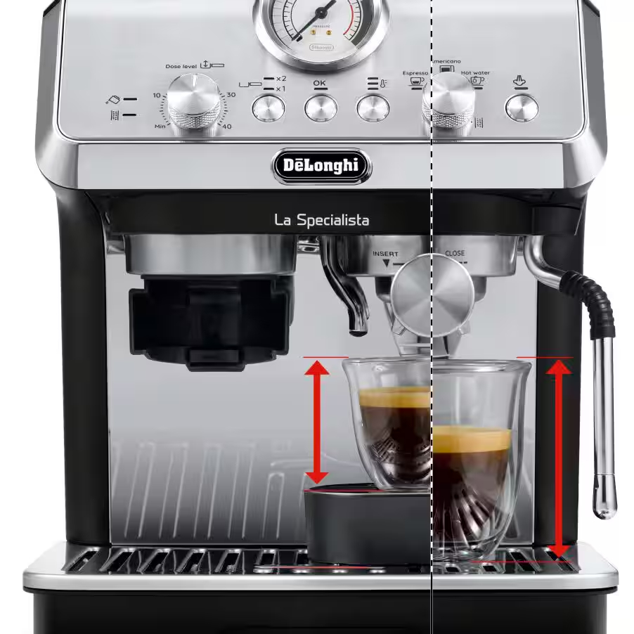Una cafetera DeLonghi La Specialista con dos vasos de espresso.