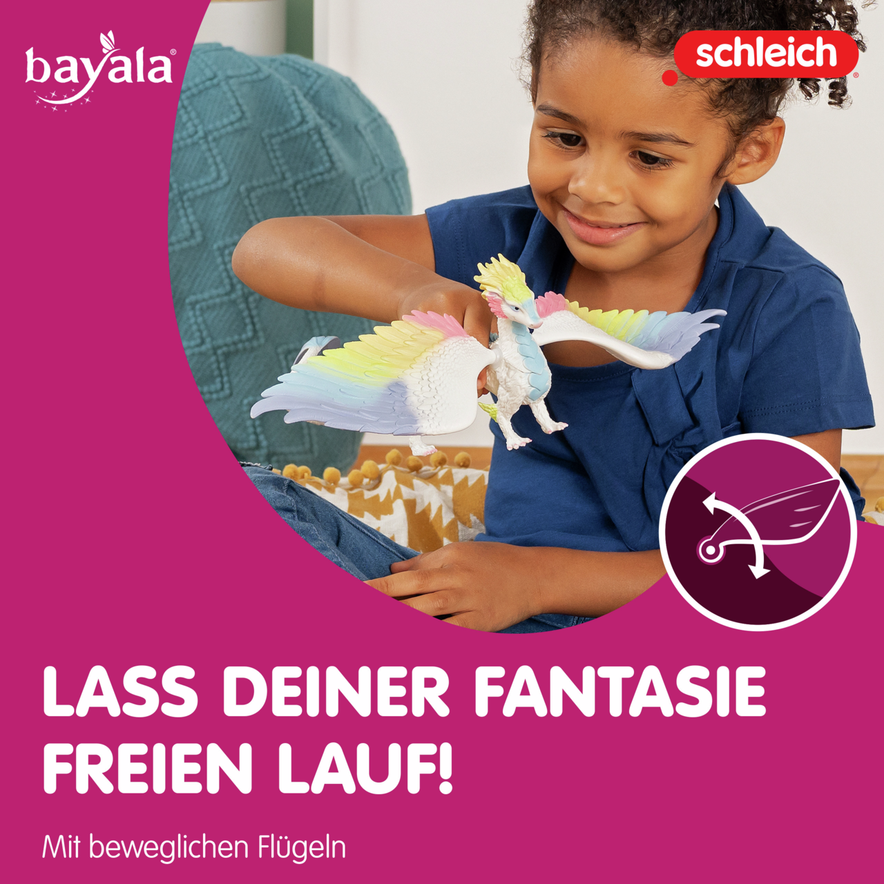 Ein Mädchen spielt mit einer bunten Spielzeug-Fantasiewesen mit Flügeln.