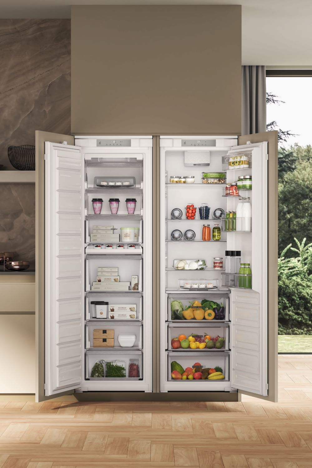 Dos refrigeradores abiertos repletos de comida y fruta.