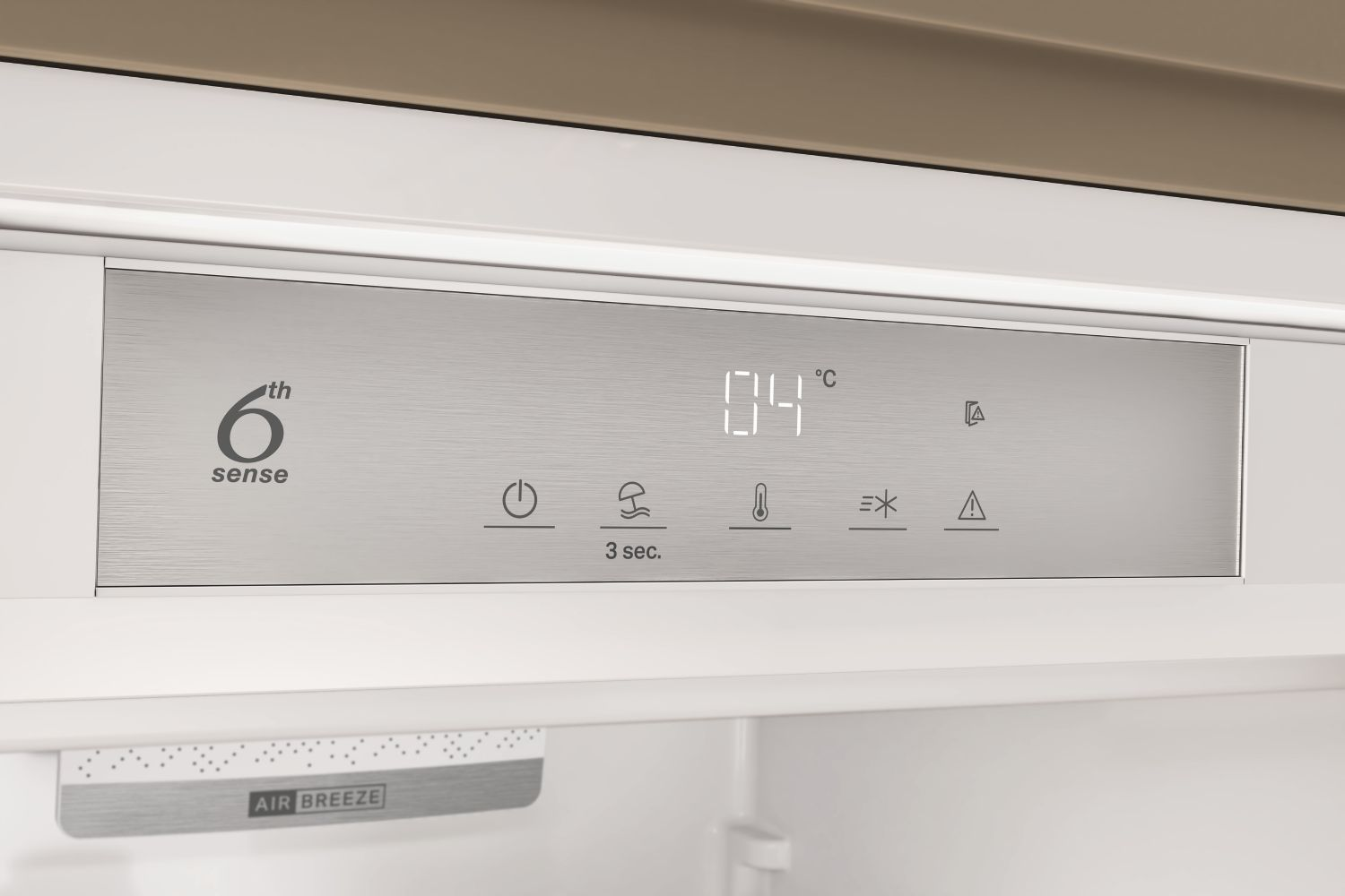 Panel de control del refrigerador muestra 04°C, iconos y "AIR BREEZE".