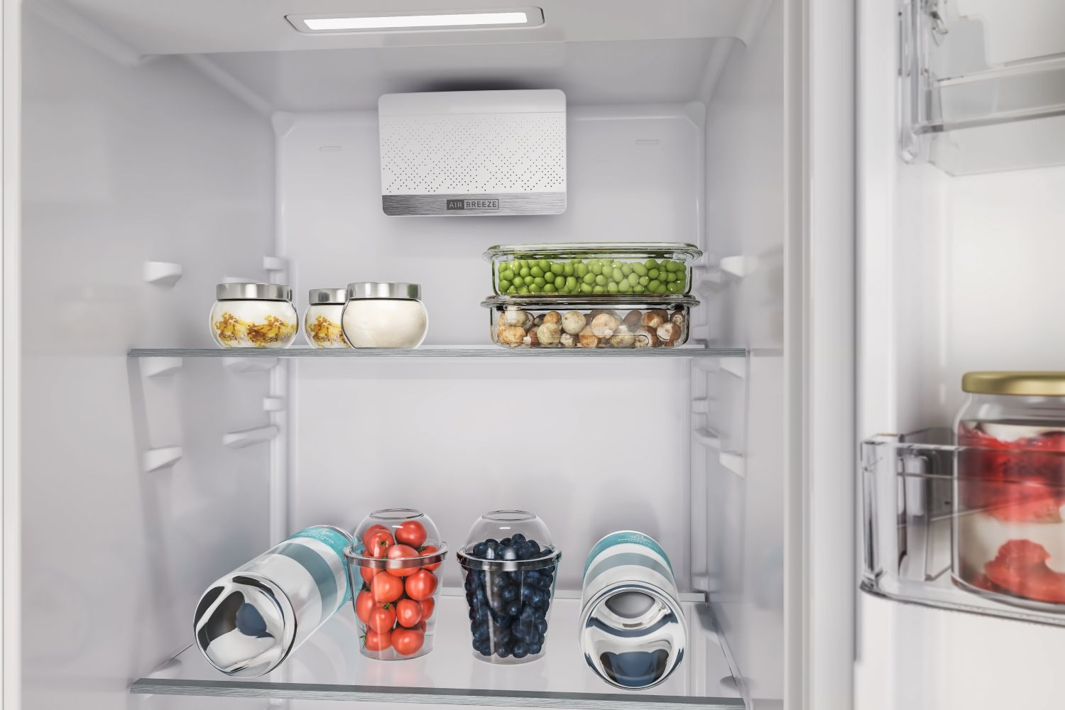 Un refrigerador con comida: tarros, bayas, champiñones, guisantes y mermelada.