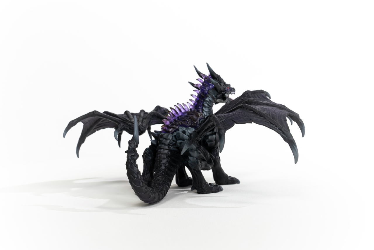 Dunkler Drache mit lila Kristallen auf dem Rücken, auf weißem Hintergrund.