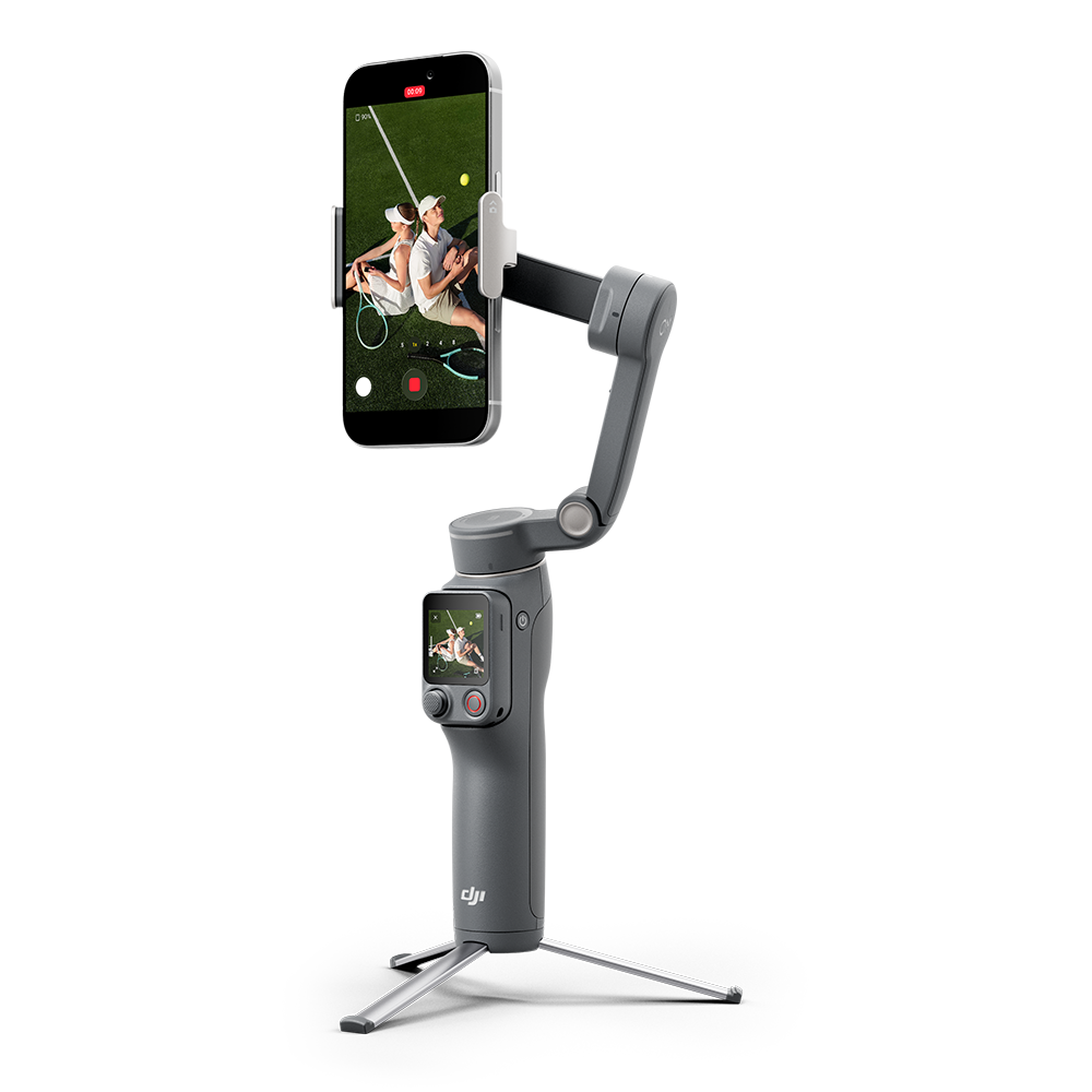 Tenis maçını çeken bir akıllı telefonu tutan gri gimbal.
