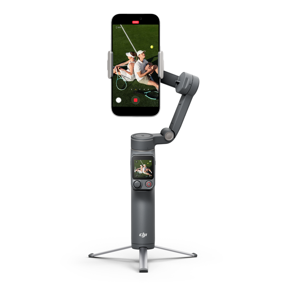 Siyah arka plan üzerinde tenisçi çifti filme alan telefon tutan gri gimbal.