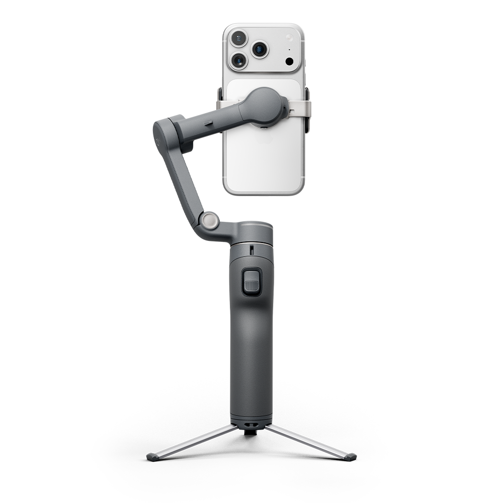 Siyah arka plan üzerinde telefon tutuculu ve katlanabilir üç ayaklı gri gimbal.