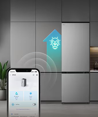Smartfon wyświetla aplikację lodówki obok srebrnej lodówki z ikoną żarówki.