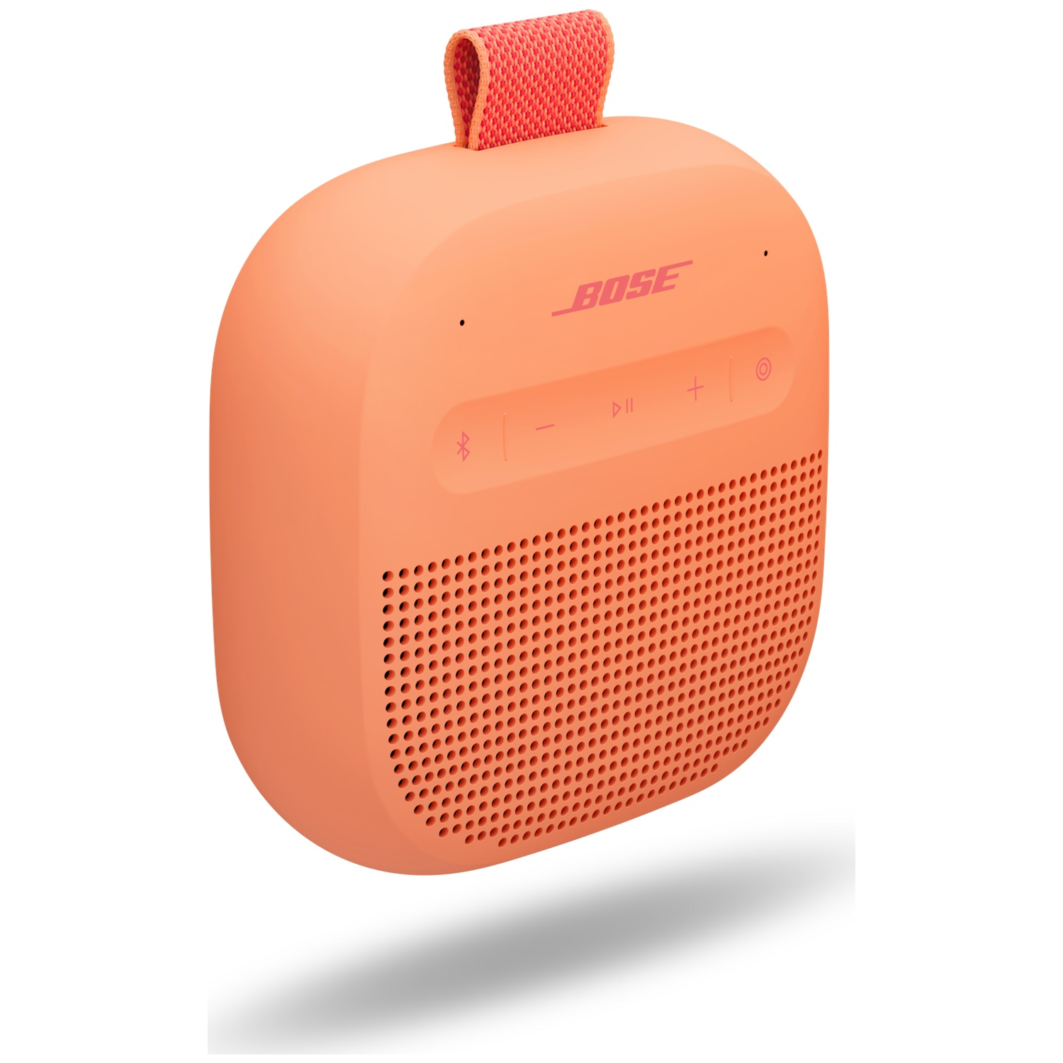 Een kleine oranje Bose speaker met een rood draagbandje.