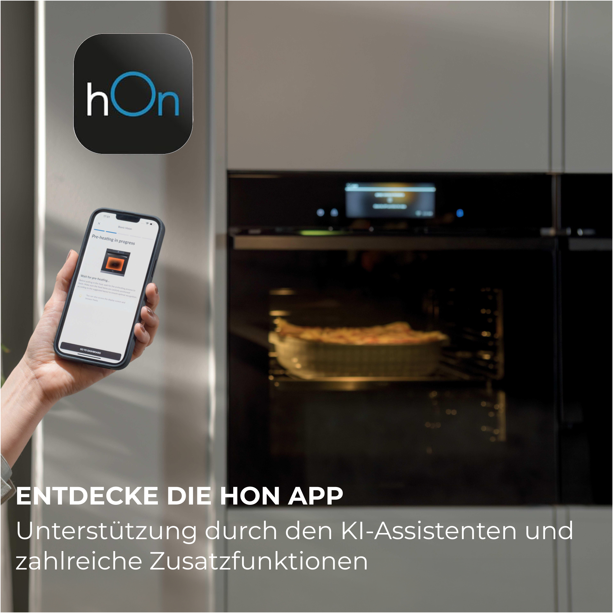 Eine Hand hält ein Smartphone mit der hOn App, daneben ein Backofen mit Essen.