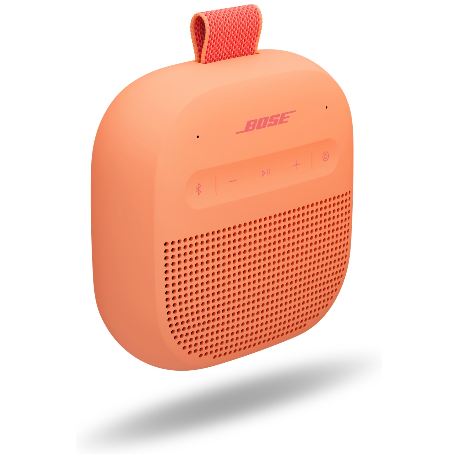 Een kleine, oranje speaker met stoffen handvat en Bose logo.