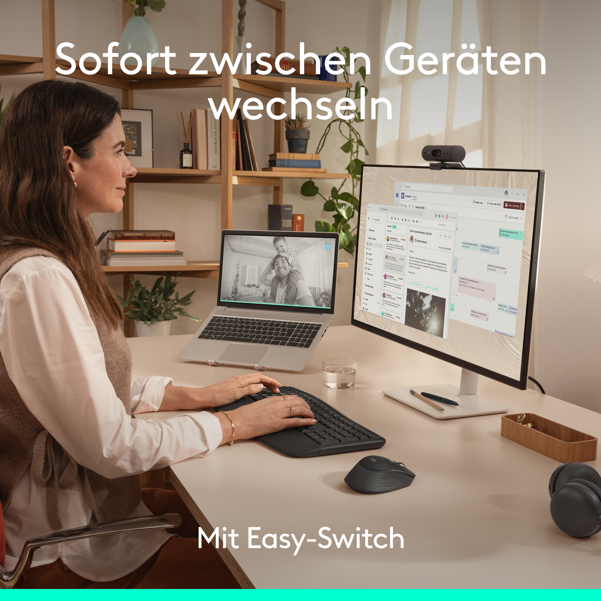 Frau am Schreibtisch wechselt Geräte mit Easy-Switch-Technologie.