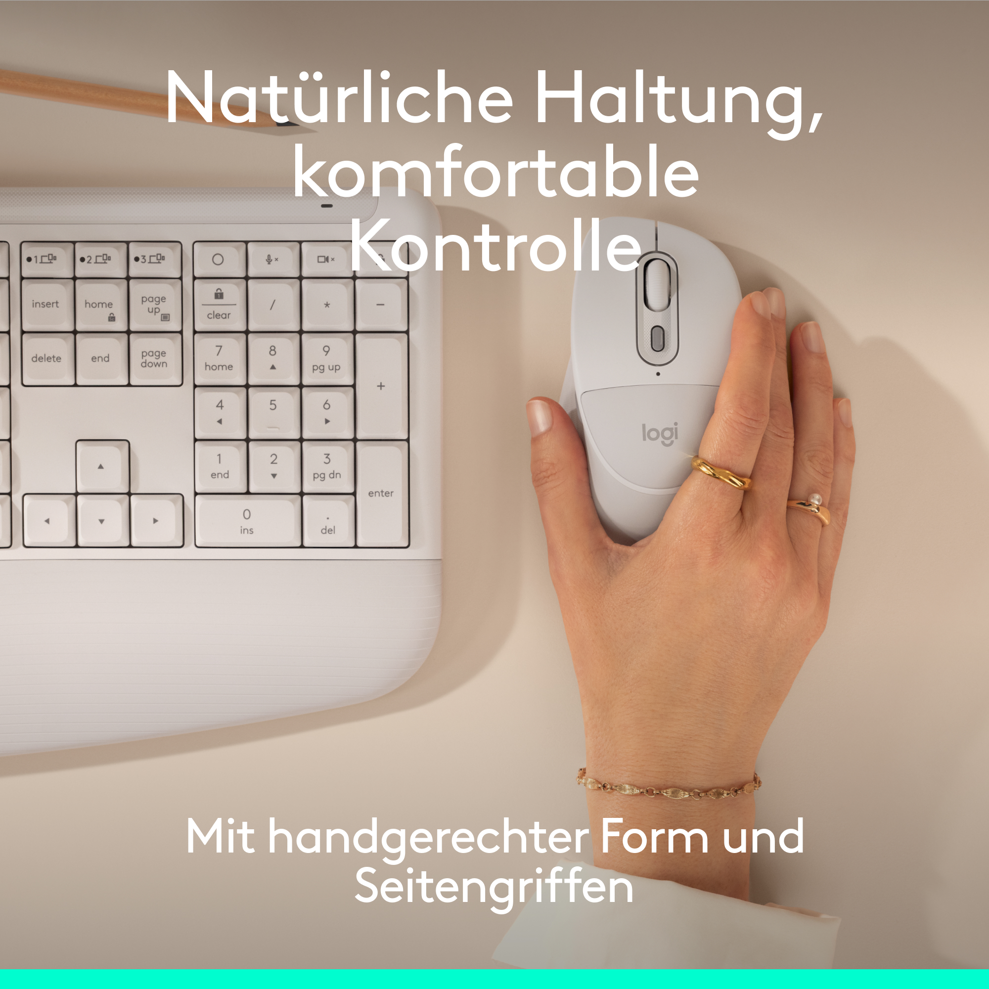 Eine weiße Maus und Tastatur liegen auf einem beigefarbenen Untergrund. Eine Hand hält die Maus.