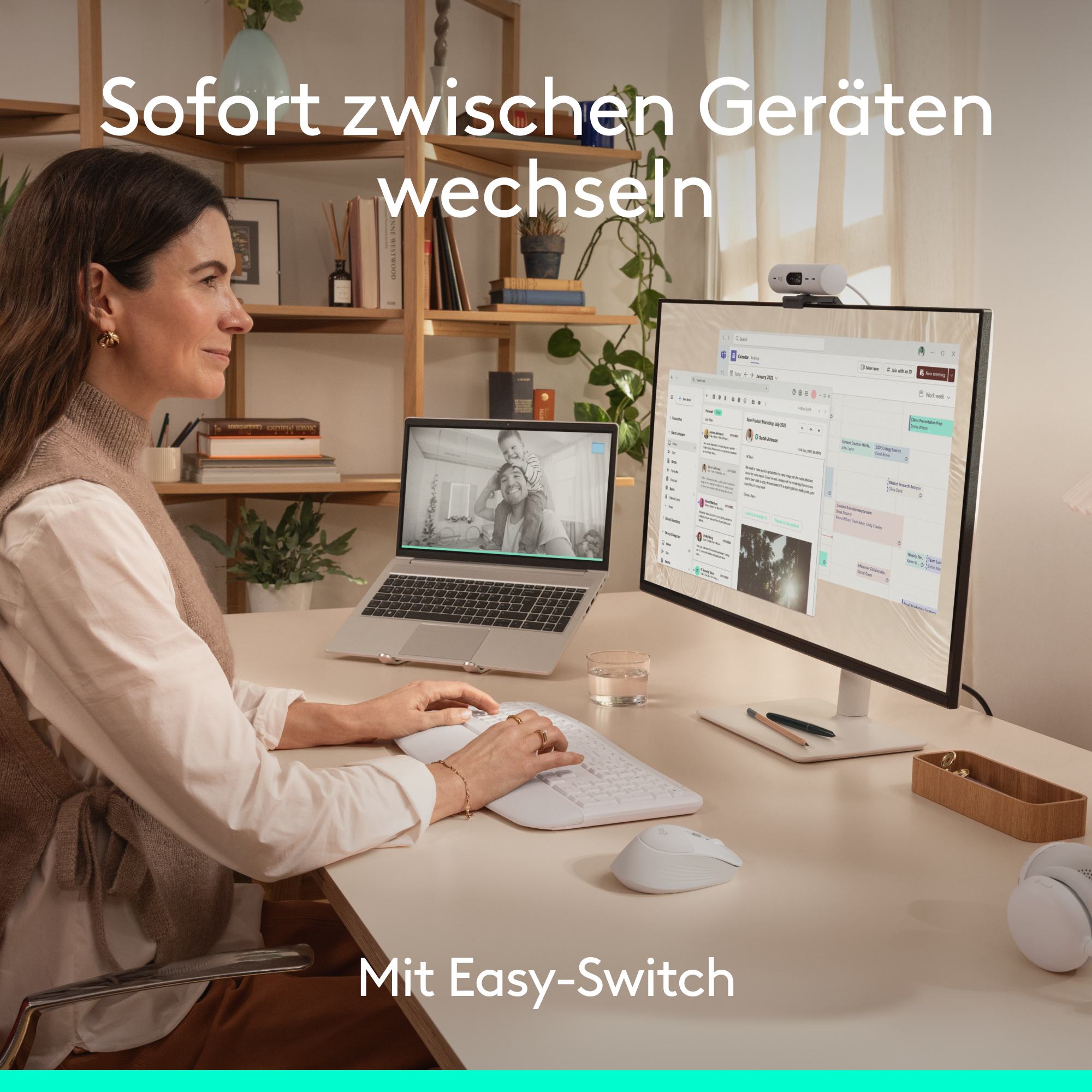 Frau am Schreibtisch mit Laptop, Monitor und Logitech Easy-Switch-Geräten.