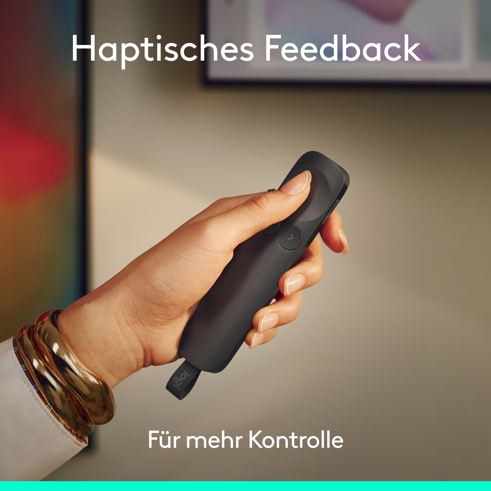 Eine Hand hält eine schwarze Fernbedienung mit Haptik-Feedback und mehr Kontrolle.