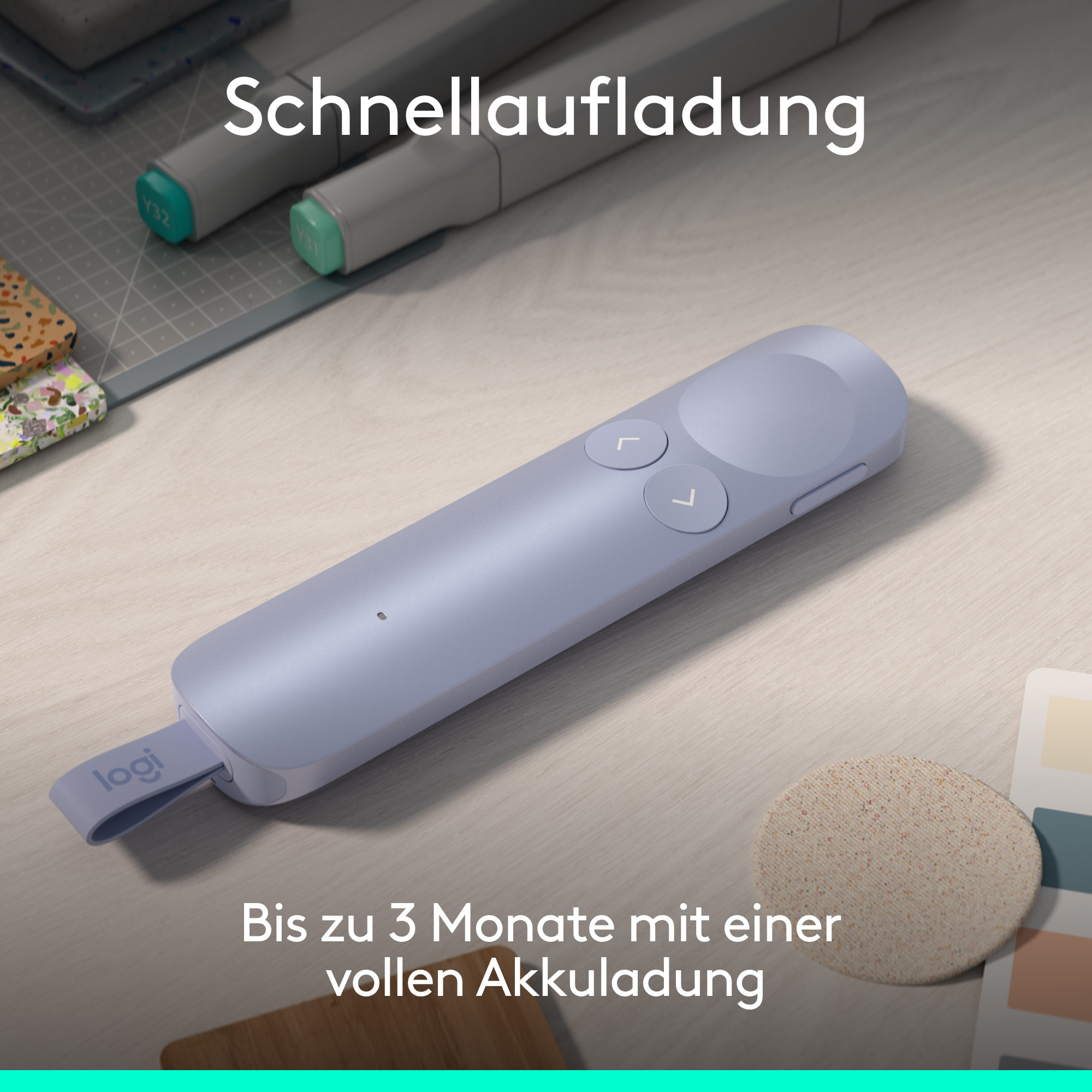 Ein lila Logitech Presenter mit Schnellladefunktion liegt auf einem Holztisch.