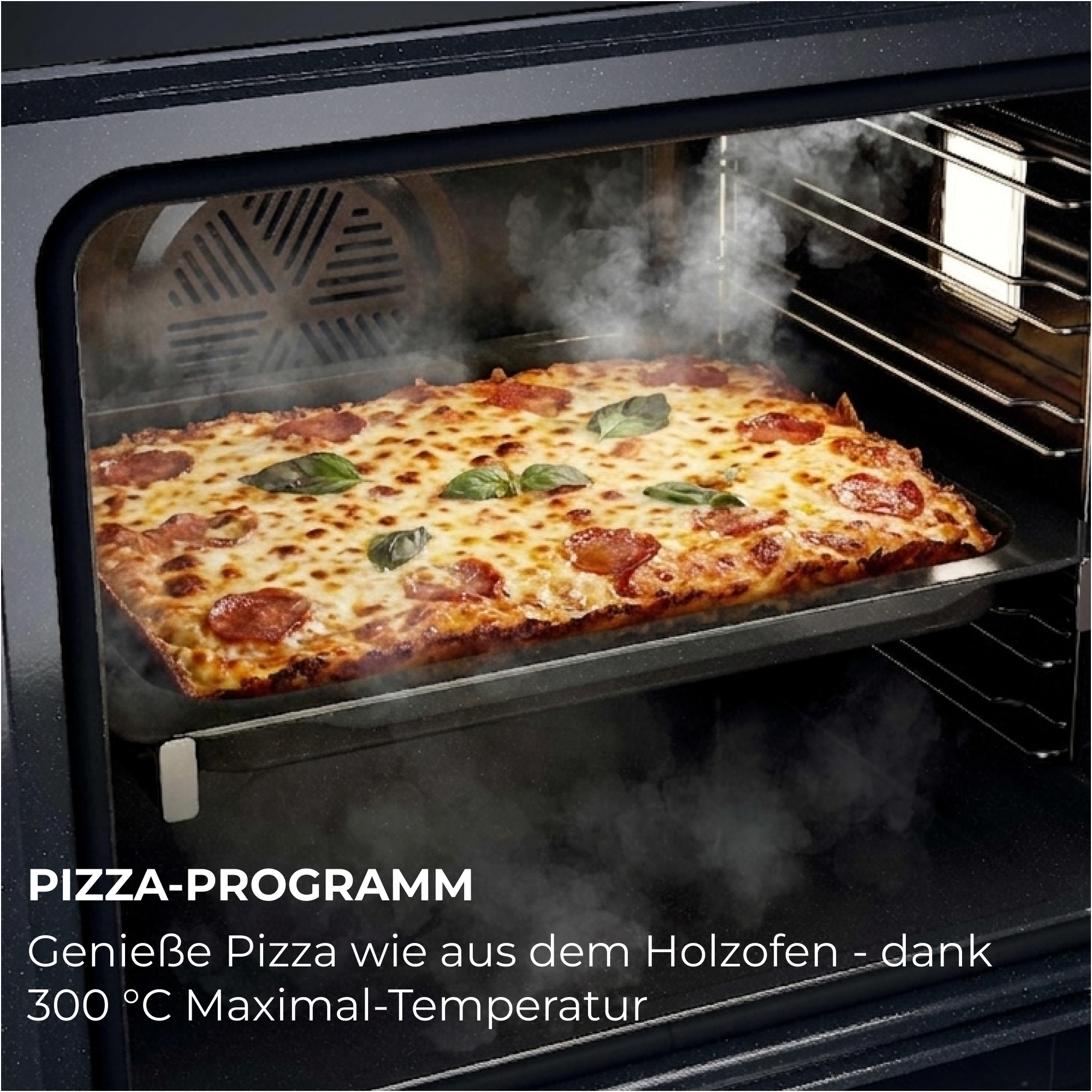 Eine rechteckige Pizza mit Pepperoni und Basilikum wird in einem heißen Ofen gebacken.