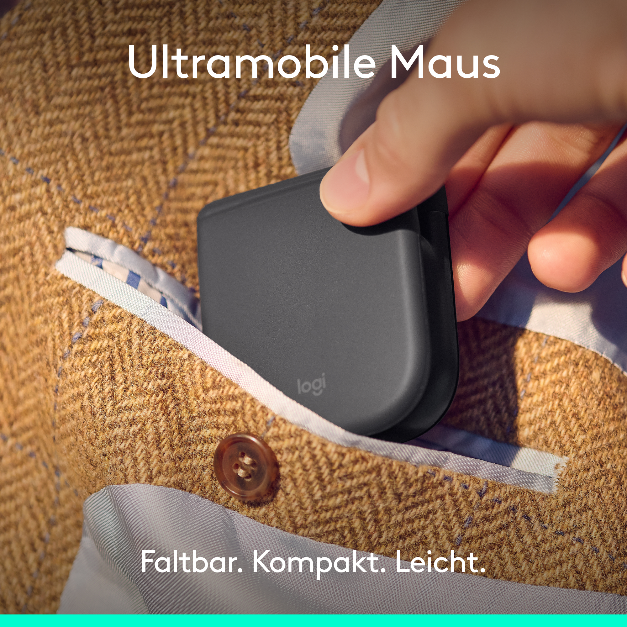 Hand legt eine faltbare, graue Maus in eine braune Tweedjacke.