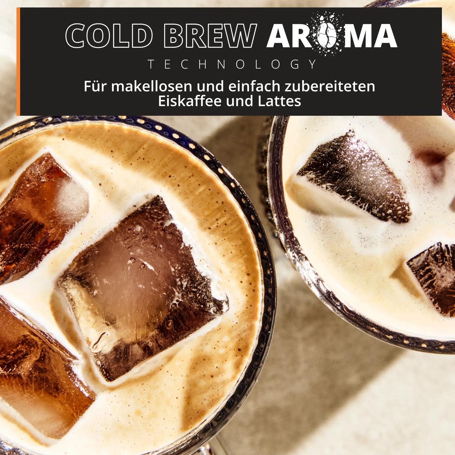 Zwei Gläser Eiskaffee mit Eiswürfeln und Schaum.
