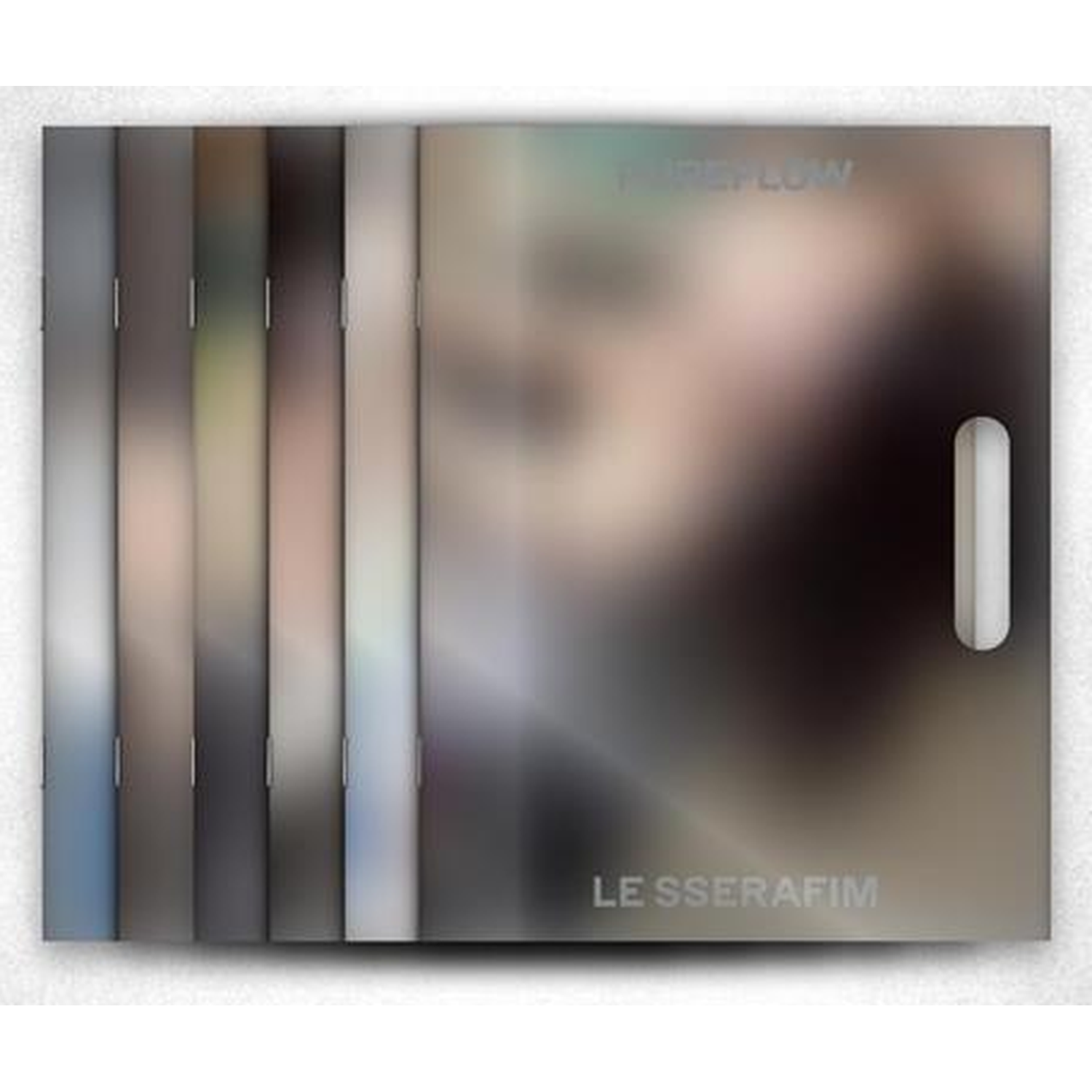 Een stapel van zes albums met verschillende kleurtinten, een zevende album links daarvan.