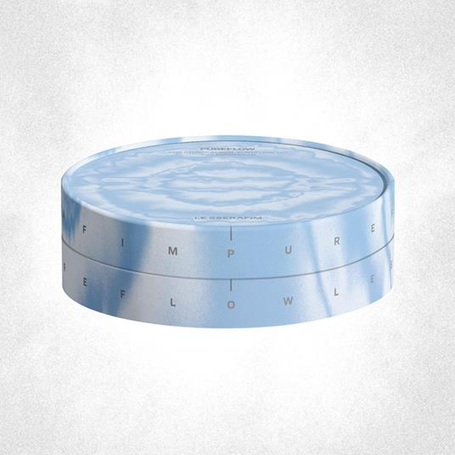Une boîte ronde bleue avec des lettres et un motif de nuages sur le couvercle.