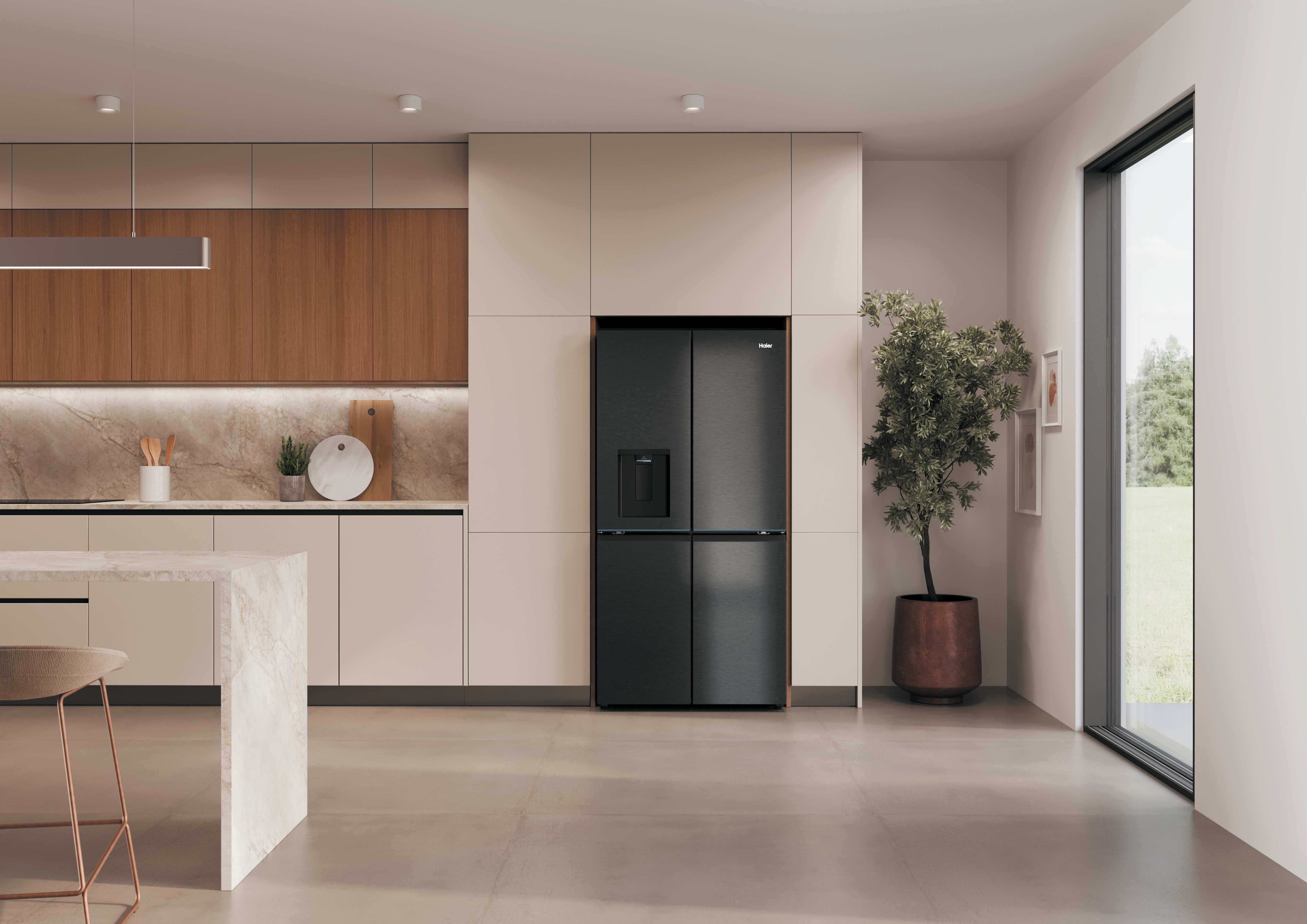 Moderne Küche mit schwarzem Kühlschrank, Marmorinsel und Holzelementen.