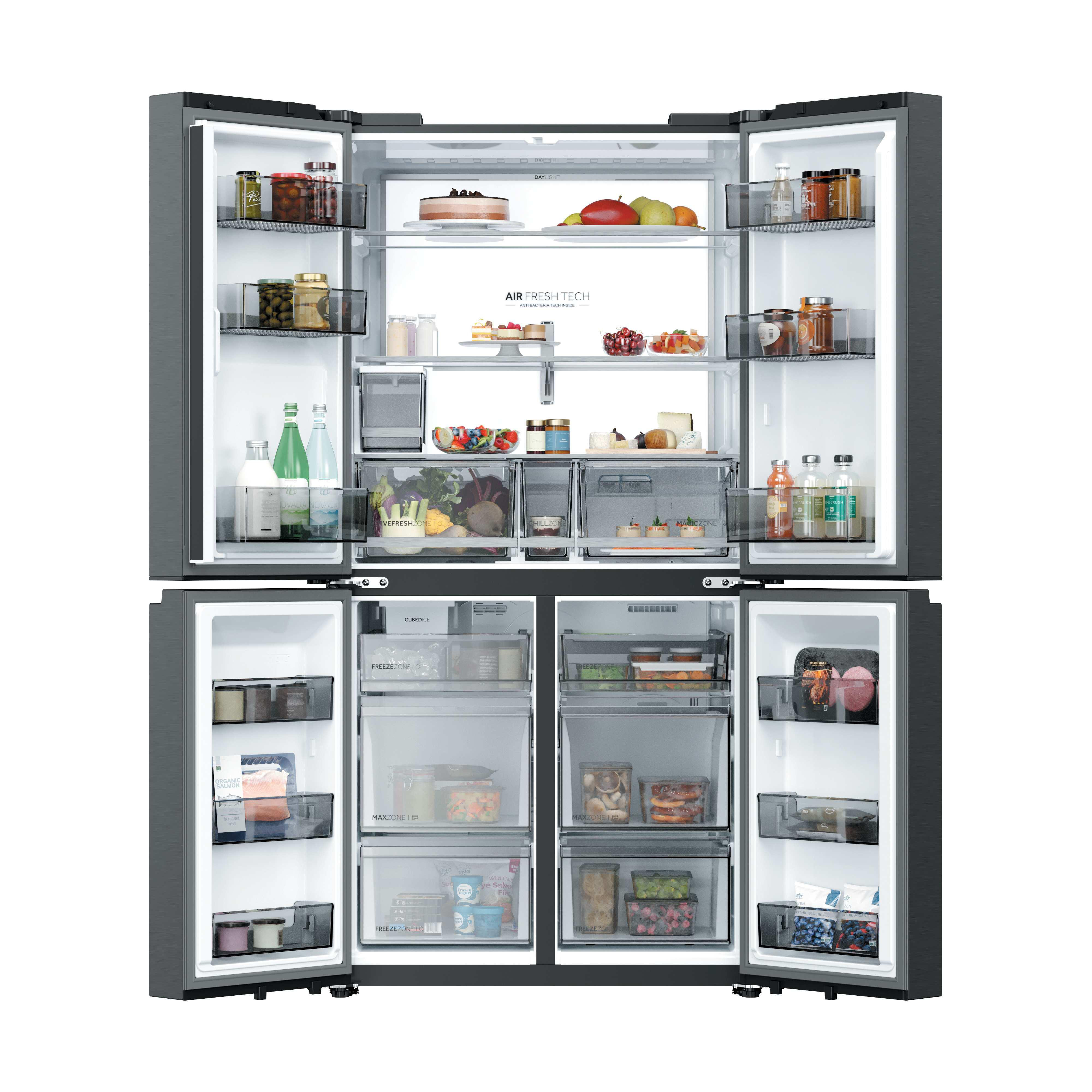 Ein offener Kühlschrank mit Lebensmitteln wie Obst, Kuchen, Gemüse und Fleisch.