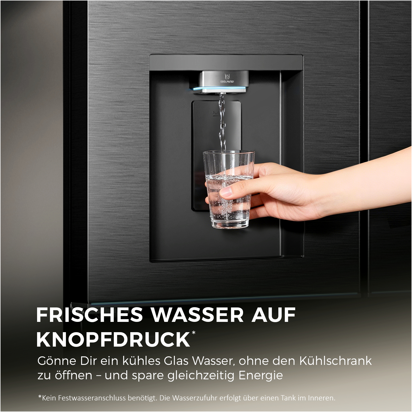 Eine Hand füllt ein Glas Wasser aus einem Wasserspender eines Kühlschranks.
